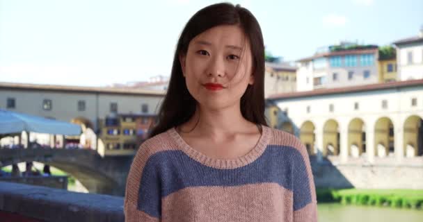 Mujer Casual Milenaria Mirando Cámara Con Expresión Blanco Usando Suéter — Vídeo de stock