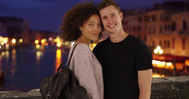 Veselý Pár Benátkách Usmívá Mává Kameru Portrét Multietnického Muže Ženy — Stock video