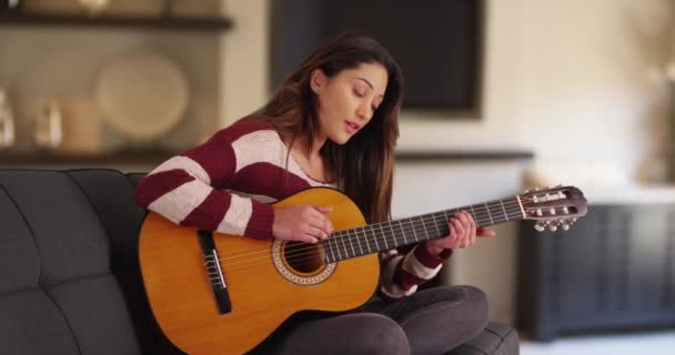Retrato Una Guapa Latina Descansando Casa Tocando Guitarra Cantando Mujer — Vídeos de Stock