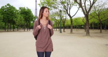 Yol tarifi için akıllı telefonu kullanan Paris 'li kadın. Güzel beyaz kız cep telefonuyla Paris caddesinde yürüyor. 4k