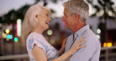 Neşeli son sınıf çifti konuşuyor ve birlikte iyi vakit geçiriyorlar. Şehirde birbirine aşık yaşlı bir çift konuşuyor. 4k