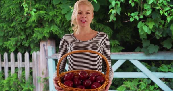 Χαμογελαστή Προσωπογραφία Μιας Αγρότισσας Που Κρατάει Καλάθι Κόκκινα Μήλα Όμορφη — Αρχείο Βίντεο