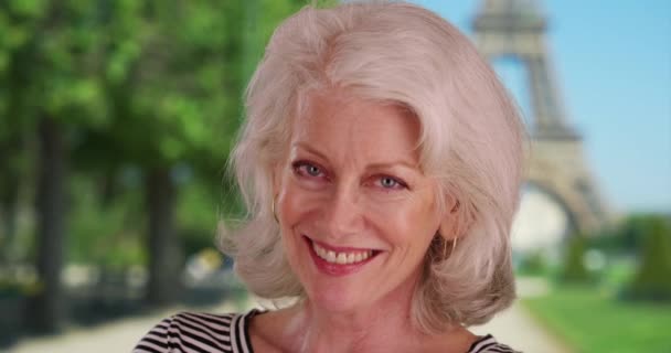 Close Portret Atrakcyjnej Starszej Białej Kobiety Pasiastej Koszuli Uśmiechniętej Kamery — Wideo stockowe