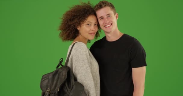 Porträtt Happy Millennial Par Står Utanför Tillsammans Ler Mot Kameran — Stockvideo