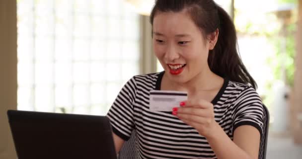 Close View Millennial Vrouwelijke Shopper Met Behulp Van Credit Card — Stockvideo