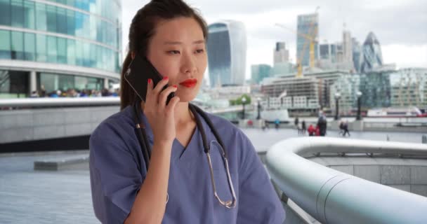 Werken Millennial Verpleegster Gekleed Scrubs Met Behulp Van Mobiele Apparaat — Stockvideo