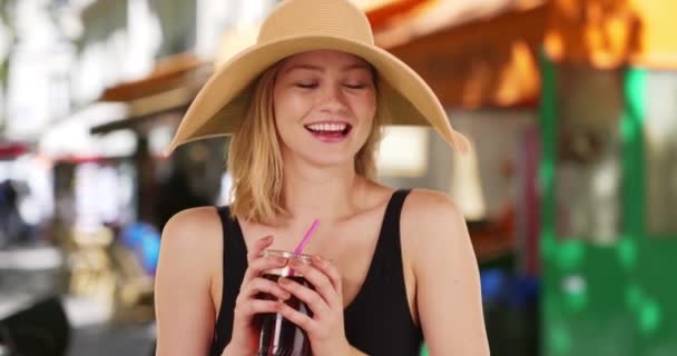 20多岁的白人美女在户外喝茶时面带微笑快乐而迷人的女人 戴着软软的太阳帽 — 图库视频影像