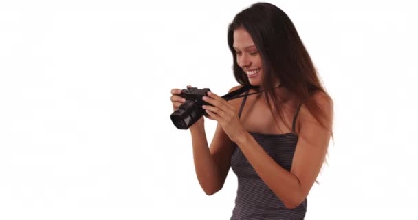 코카서스 여자가 카메라로 사진을 있습니다 창조적 사진을 있습니다 — 비디오