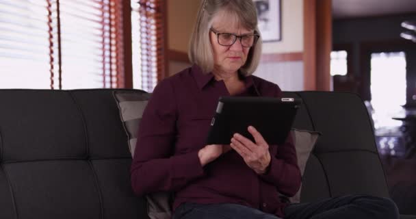 Živé Dospělé Ženy Pomocí Přenosného Tabletu Procházet Line Obývacím Pokoji — Stock video