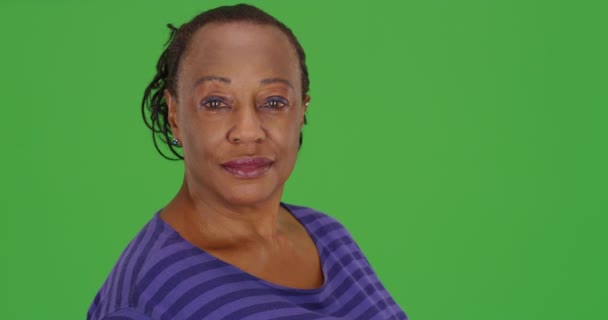 Äldre Afroamerikansk Kvinna Poserar För Ett Porträtt Grön Skärm Grön — Stockvideo