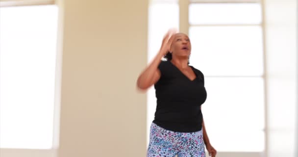 Starsza Czarna Kobieta Uprawiająca Aerobik Siłowni Starsza Afroamerykanka Ćwiczy — Wideo stockowe