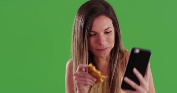 Detailní Záběr Tisícileté Ženy Selfie Svým Smartphonem Zatímco Plátek Pizzy — Stock video