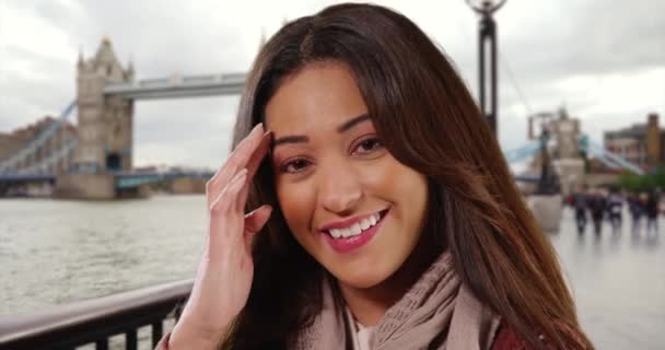 在伦敦拍了一张可爱的拉美女人的肖像 塔桥旁的女游客对着摄像机笑着 — 图库视频影像