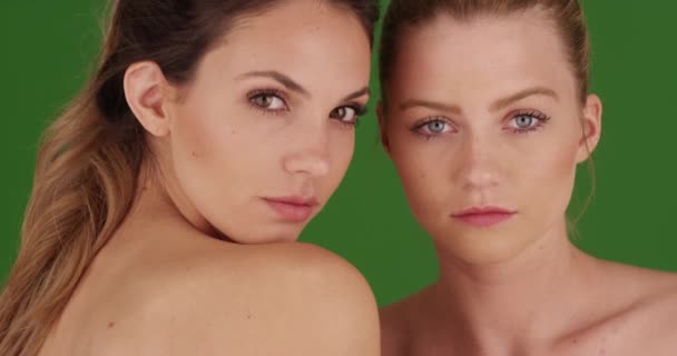 Atraktivní Mladé Modely Pózující Make Upu Zelené Obrazovce Dvě Mladé — Stock video