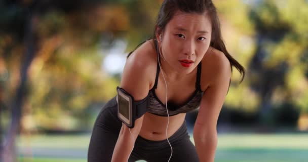 Parkta Yaz Günü Koşuya Ara Veren Atletik Milenyum Kadınlarına Yakın — Stok video