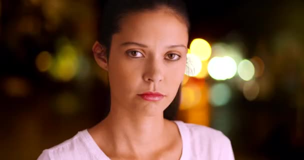 Tânăra Femeie Caucaziană Pozează Pentru Portret Centru Fată Albă Milenară — Videoclip de stoc
