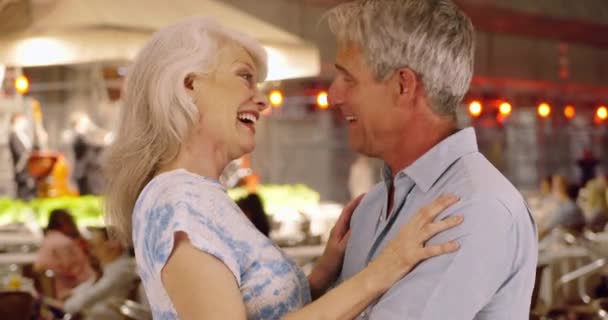 陽気な夫と妻は屋外で遅いダンス 幸せな引退した夫婦はデートの夜を楽しんで — ストック動画