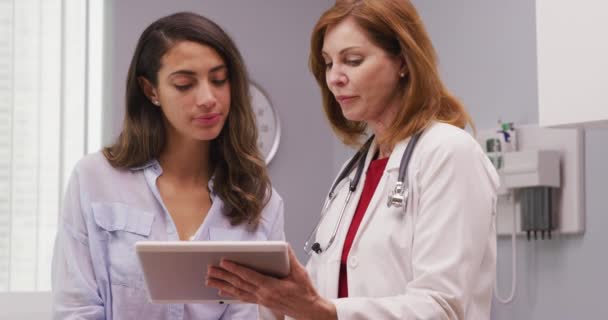 Médico Familiar Paciente Mirando Dispositivo Tecnología Portátil Para Revisar Los — Vídeos de Stock