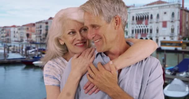 Portrait Couple Âge Mûr Jouissant Une Retraite Venise Affectueux Mari — Video