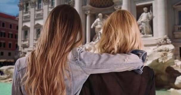 Vue Arrière Couple Filles Amicales Tenant Une Autre Devant Fontaine — Video