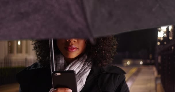 Afroameričanka Obličejem Zakrytým Černým Deštníkem Mobilu Detailní Záběr Ženy Textové — Stock video