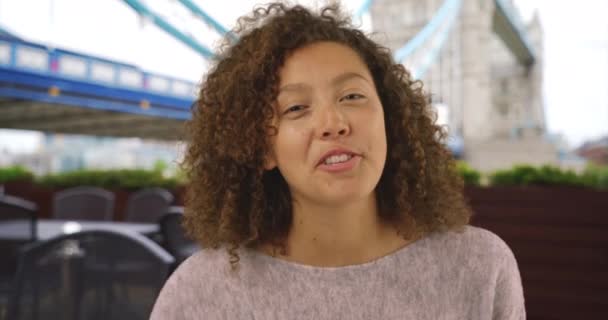 Widok Ekranu Komputera Pięknej Czarnej Kobiety Dzwoniącej Londynu Tysiącletnia Żeńska — Wideo stockowe