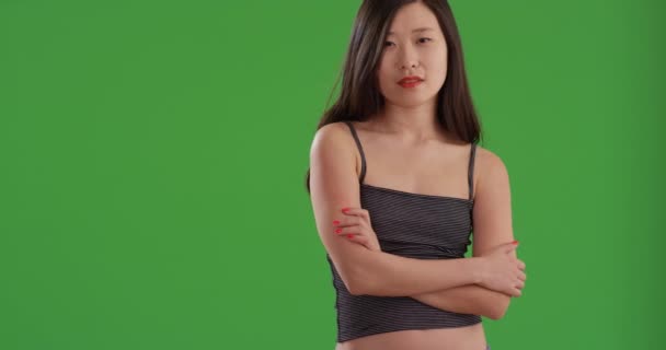 앞에서 교차하는 아시아인 여성의 중국인 여자가 화면에서 카메라를 — 비디오