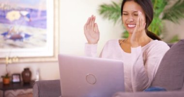 Genç bir kadın takımının maçı kaybetmesini bilgisayarında izlemekten hayal kırıklığına uğradı. Milenyum Kafkas kızı laptopunu kullanırken üzgün. 4k