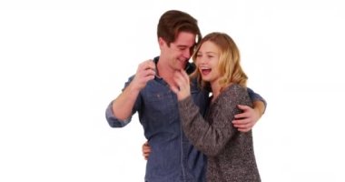 Yeni ev ya da dairenin anahtarını elinde tutan mutlu yeni evliler. Telif alanı olan beyaz arka planda duruyorlar. Stüdyoda gülen ve gülen yeni ev sahipleri. 4k