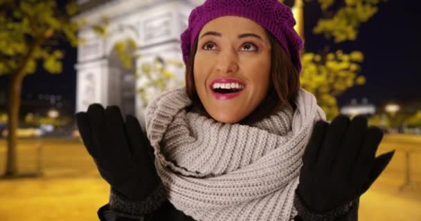 Smiling Latina Woman Wearing Cozy Hat Scarf Cold Night Close — Stock Video