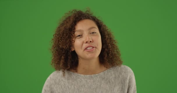 Ευτυχισμένη Χαμογελαστή Νεαρή Πολυεθνική Χιλιετή Γυναίκα Που Μιλάει Μέσω Τηλεδιάσκεψης — Αρχείο Βίντεο