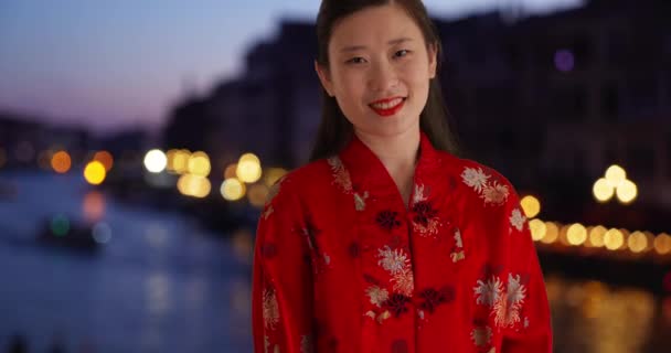 Portrait Millénaire Asiatique Portant Une Tenue Chinoise Traditionnelle Rouge Souriant — Video