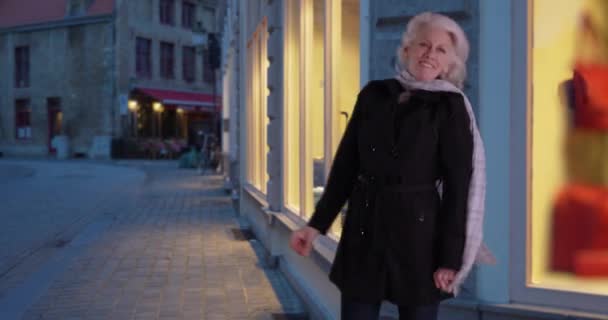 Eine Fröhliche Ältere Frau Tanzt Herbst Nachts Schwarzem Mantel Und — Stockvideo