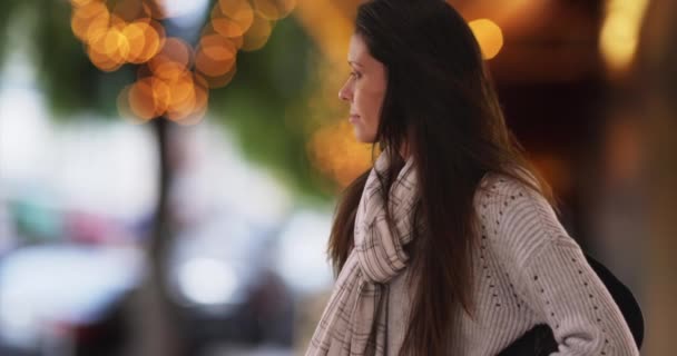 줄무늬 스카프를 아름다운 암컷은 거리에서 카메라 앞에서 시선을 않는다 가방을 — 비디오