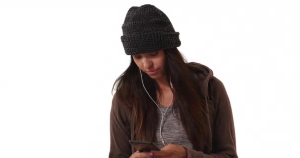 Millennial Kvinna Lyssnar Musik Streaming App Med Smartphone Vit Bakgrund — Stockvideo