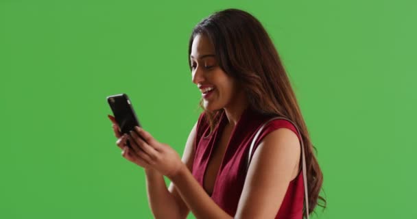 Mulher Latina Atraente Vestido Vermelho Sexy Tirar Uma Selfie Com — Vídeo de Stock