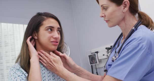 Giovane Paziente Latina Attraente Che Mostra Irritazione Intorno Collo Linfonodi — Video Stock