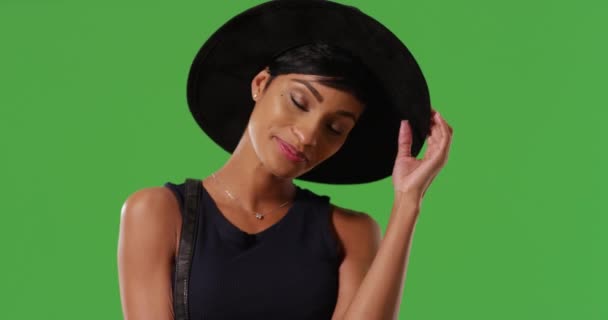 クラシックなアフリカ系アメリカ人女性モデルのスタイリッシュな黒の帽子笑顔と緑の画面で笑っています 緑の画面でキーまたは構成されます — ストック動画
