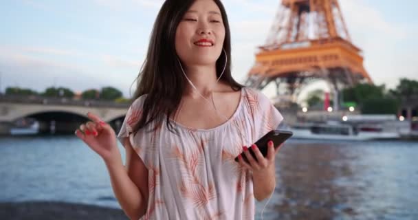Jeune Touriste Branchée Millénaire Écoutant Musique Avec Son Smartphone Utilisant — Video