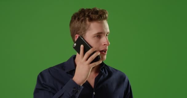 Obchodní Příležitostný Muž Mluví Chytrém Telefonu Zelené Obrazovce Zelené Obrazovce — Stock video