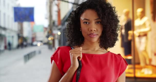 Şehir Caddesindeki Giyim Mağazasının Önünde Genç Siyahi Bir Kadının Portresi — Stok video