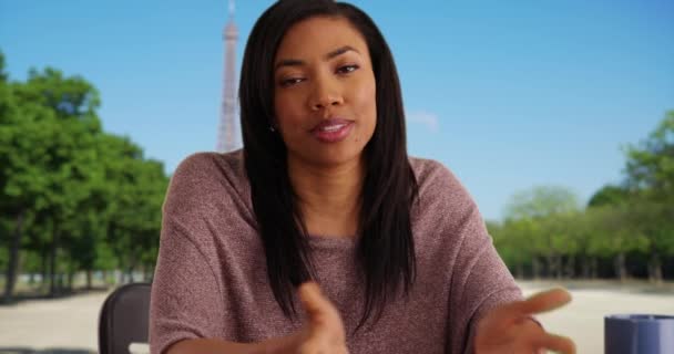 通过Skype从电脑屏幕观看在巴黎工作面试的黑人妇女 在埃菲尔铁塔附近拍摄的非洲裔美国女性的Pov视频聊天 — 图库视频影像