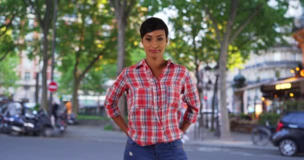 Tillfälligt Porträtt Leende Afroamerikansk Trädgårdsmästare Staden Ung Attraktiv Svart Kvinna — Stockvideo