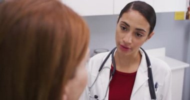 Hastane kliniğindeki kıdemli hastayla ilgilenen sempatik bir tıp doktoru. Genç Latin doktorların kadın hastalara gelecekteki sağlık durumları hakkında danışmaları