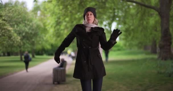 Прекрасна Старша Жінка Танцює Парку Сент Джеймс Лондоні День Весни — стокове відео