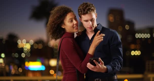 Jong Romantische Koppel Met Behulp Van Smartphone Gps Voor Een — Stockvideo