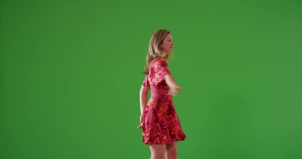 Aantrekkelijke Blanke Vrouw Van Middelbare Leeftijd Zonnejurk Dansend Groen Scherm — Stockvideo