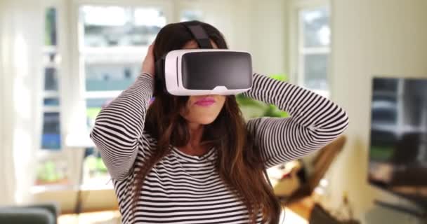 Leuke Opgewonden Latijnse Vrouw Ervaart Virtuele Realiteit Thuis Portret Van — Stockvideo