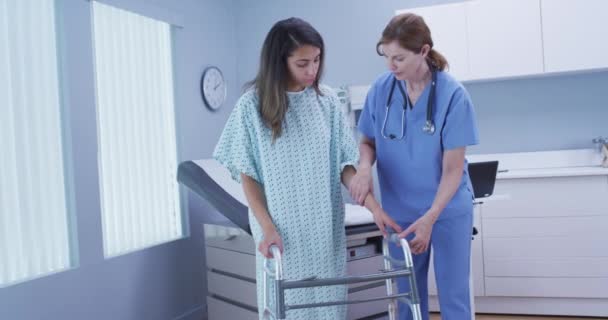 Enfermeira Meia Idade Ajudando Paciente Jovem Reabilitar Função Motora Perna — Vídeo de Stock