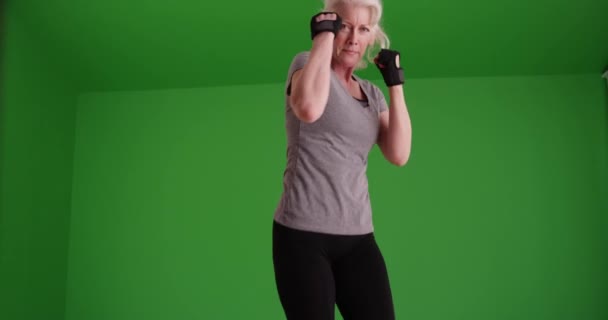 Агрессивная Зрелая Женщина Теневой Бокс Зеленом Экране Медленный Снимок Пожилой — стоковое видео